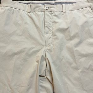 Mens Vineyard vines men’s ON THE GO SHORTS. 44B Khaki color